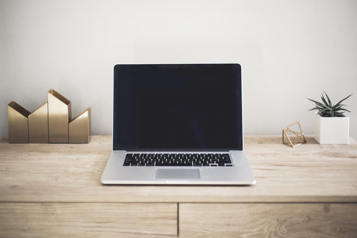 Laptop deschis pe birou